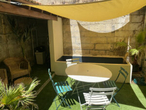 Studio de charme intramuros avec grande cour privative