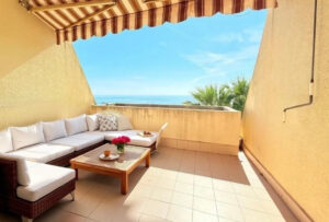 MENTON Appartement en dernier étage avec vue mer