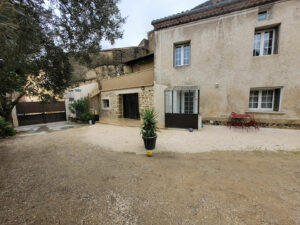 COURTHEZON- Maison 6 pièces140 m2 + garage – terrasse – cour