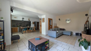 COURTHEZON- Maison 6 pièces140 m2 + garage – terrasse – cour